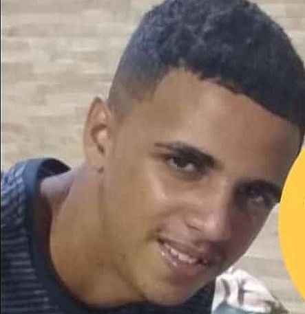 Jovem morre ao tentar carregar celular em tomada improvisada