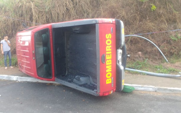 Viatura do Corpo de Bombeiros capota na Serraria