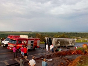 Ônibus que partiu de Maceió tomba em Minas Gerais e deixa dois mortos