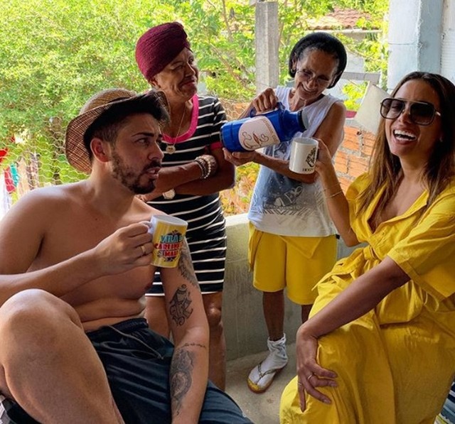 Carlinhos Maia recebe Anitta na vila em Penedo, AL