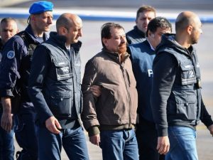 Battisti chega à Itália após quase 40 anos foragido e será levado a presídio