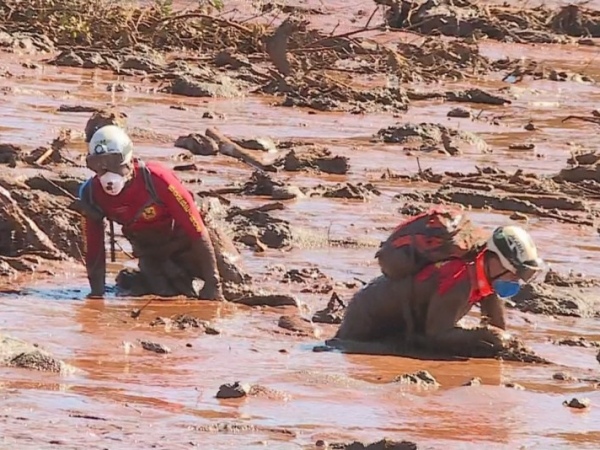 Bombeiros passam a usar máscaras por causa do mau cheiro de cadáveres