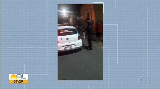 Justiça revoga prisão de guardas municipais filmados agredindo jovem em Branquinha, AL