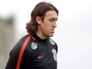 Goleiro Cássio sofre pancada na coxa direita e vira dúvida no Corinthians