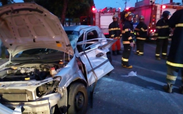 Acidente entre caminhão e veículo de aplicativo deixa três pessoas feridas