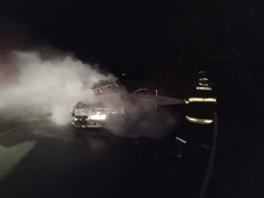 Carro pega fogo e quatro pessoas ficam feridas na AL-101 Sul
