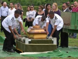 Rapaz sufocado em supermercado é enterrado no Rio