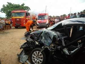 Acidente entre carro e caminhão deixa um ferido na BR-101