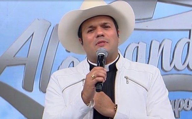 ‘Padre sertanejo’ cobra taxa para plateia assistir programa