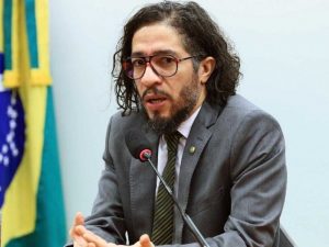 Jean Wyllys revela onde está vivendo e ataca Bolsonaro: ‘Moleque’