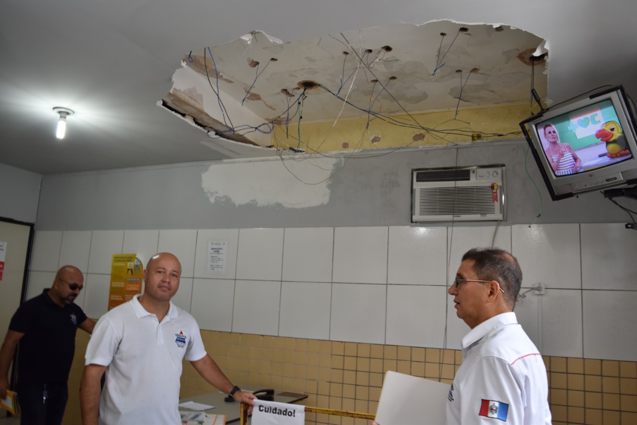 Teto da Delegacia das Mulheres cai e expõe risco de graves acidentes