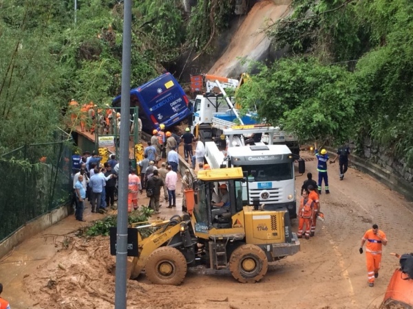 Chuva causa mortes, deslizamentos, quedas de árvores e bolsões d’água
