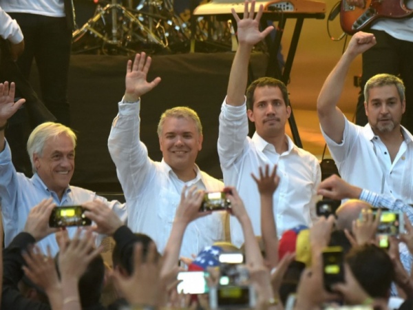 Juan Guaidó atravessa fronteira e vai a show humanitário na Colômbia