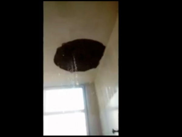 Tubulação de água rompe e alaga salas e corredores na Uncisal