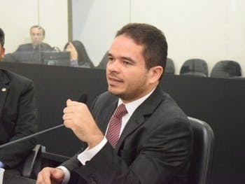 Marcelo Victor opera as duas mãos após acidente com arma e segue internado