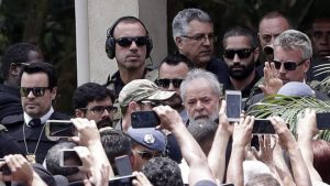 Como foram as 9 horas de Lula fora da prisão para velório do neto