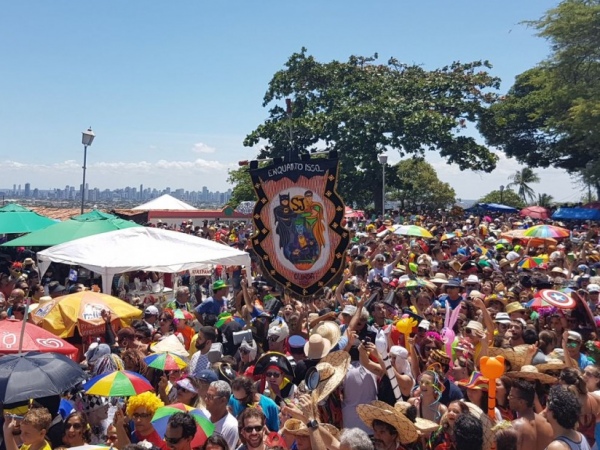 Mais de 120 blocos desfilam nas ruas e ladeiras de Olinda
