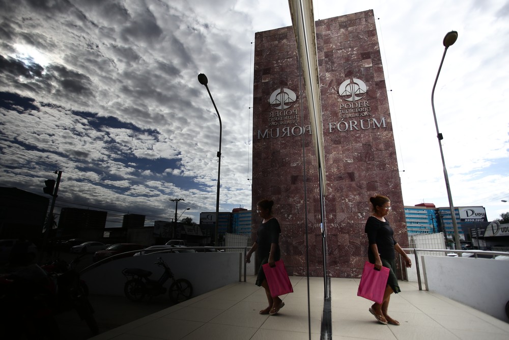 Homem é condenado a 23 anos de prisão por matar a irmã por causa de comida em Maceió