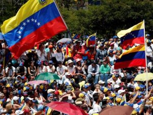 Manifestantes saem às ruas em várias cidades da Venezuela