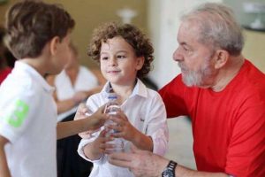 Durante velório, Lula diz que levará inocência ao céu para neto