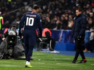 Neymar viaja para o Qatar para fazer revisão médica de lesão no pé