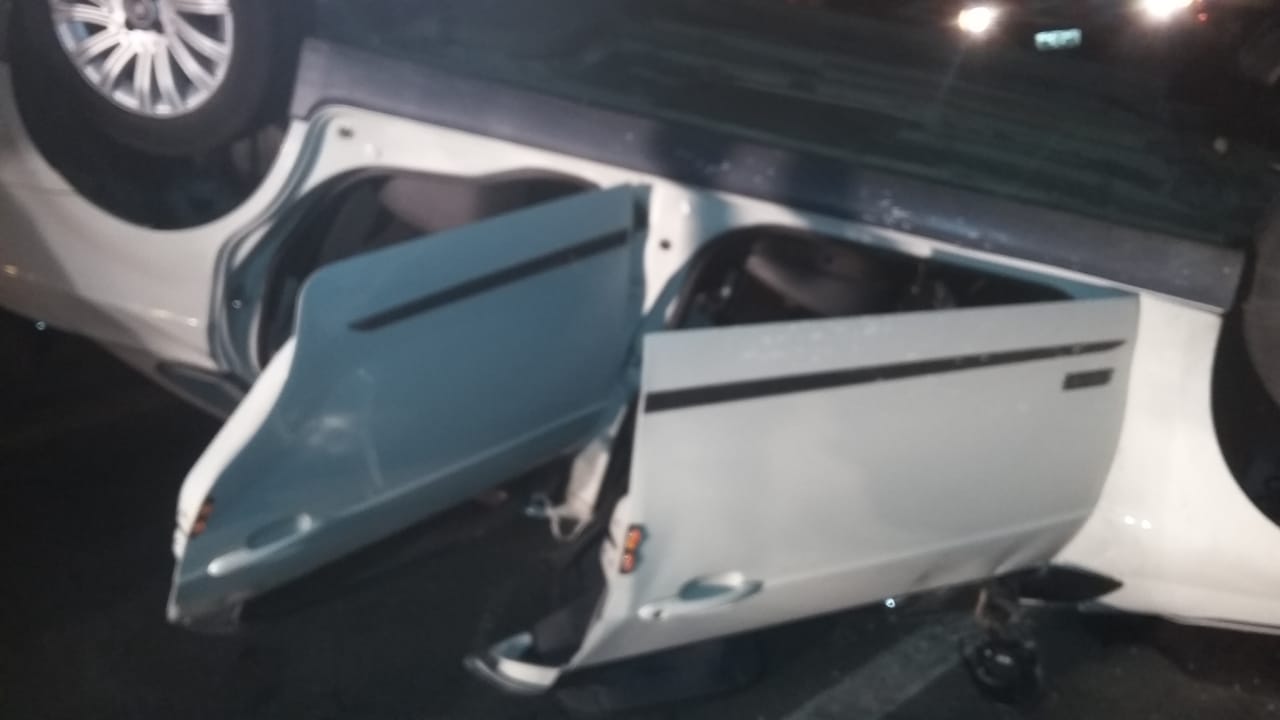 Condutor tenta desviar de animal e moto e capota na AL-115, em Palmeira dos Índios; Veja vídeo