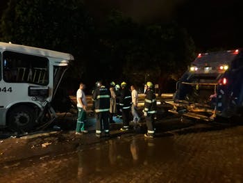 Colisão entre caminhão de lixo e ônibus deixa duas pessoas feridas