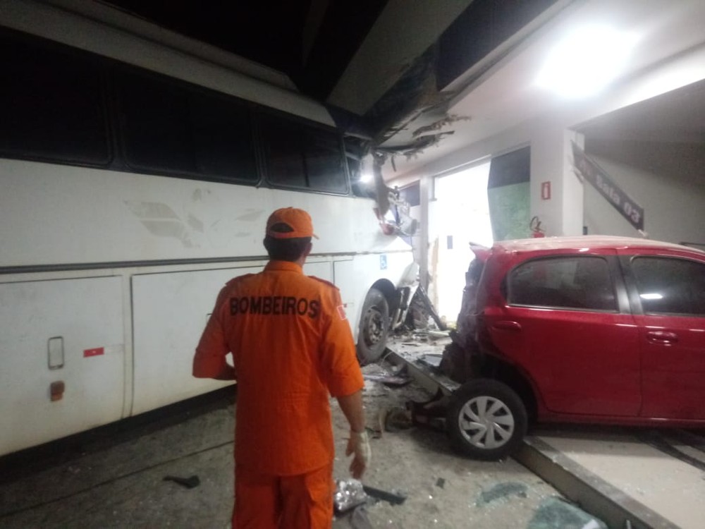 Ônibus invade posto de combustíveis e deixa quatro feridos em Arapiraca, AL