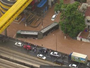 Forte chuva isola cidades e deixa 12 mortos na Grande São Paulo