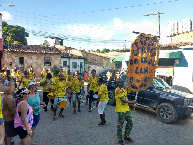 Foliões se sujam de lama no bloco Sururu da Lama, em Maceió