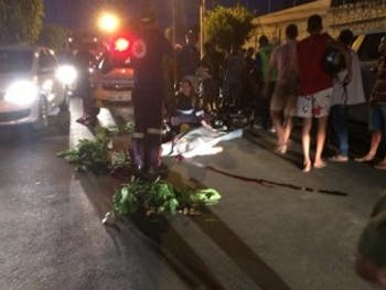 Motociclista morre atropelado por caminhão ao cair durante ultrapassagem no Agreste