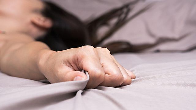 Mulher sofre AVC durante sexo oral; devemos ter medo de um orgasmo?