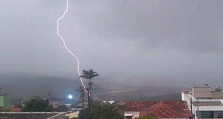 Raios assustam moradores durante chuva em Garanhuns