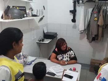 Homem invade casa estupra e corta dedos de adolescente de 13 anos