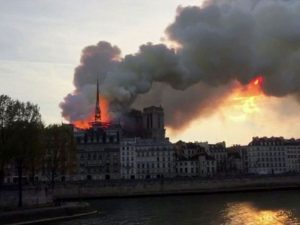 França pede doações e avalia danos na catedral de Notre-Dame