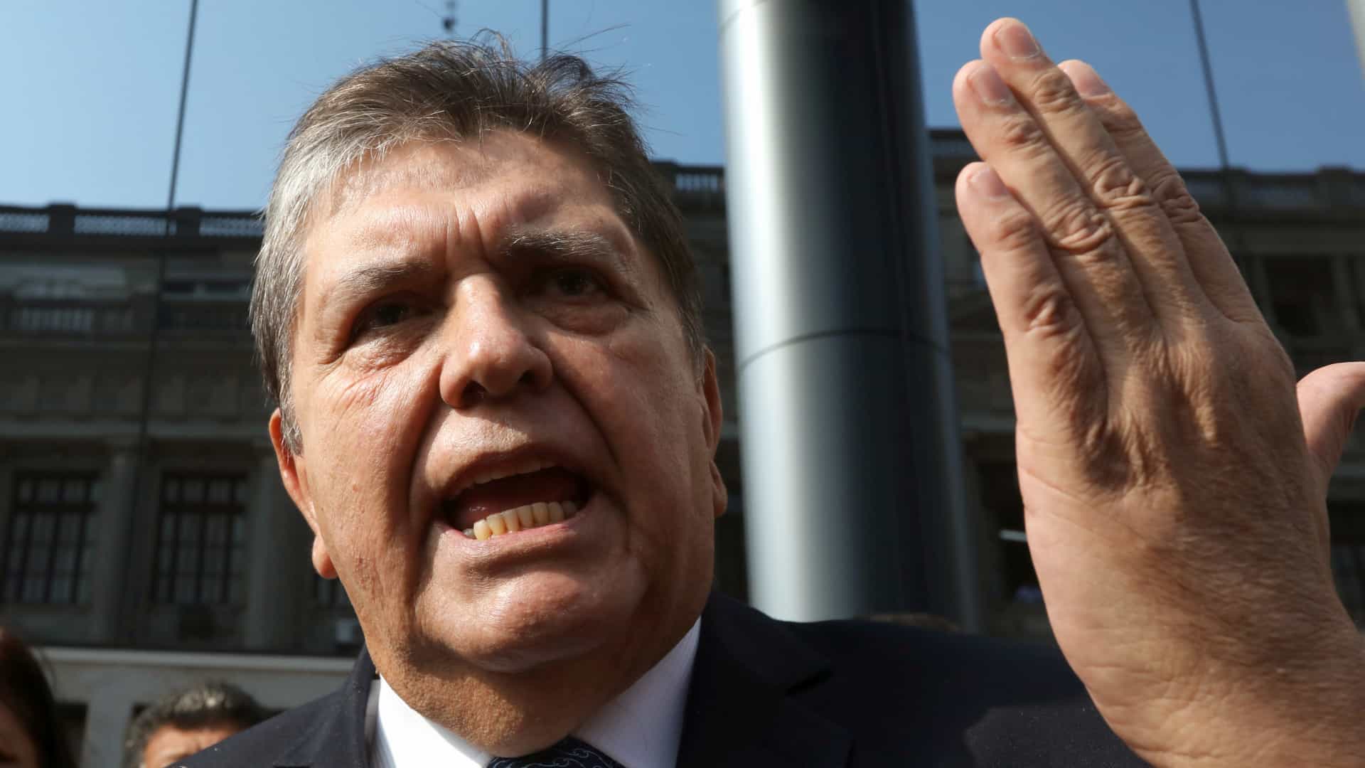 Ex-presidente do Peru morre após dar tiro na cabeça ao ser preso