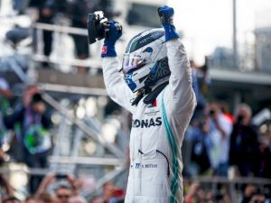 Bottas segura Hamilton, vence em Baku e vira líder da F1