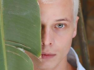 Corpo de modelo que morreu durante desfile é velado em MG