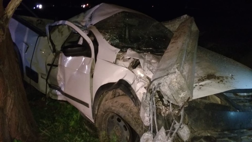 Homens ficam feridos ao colidir carro contra poste em Olho D’água das Flores, AL