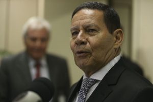 “De esquerda é o comunismo. Não resta a menor dúvida”, diz Mourão