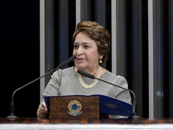 Ex-prefeita de Santana do Ipanema assume cadeira no Senado Federal