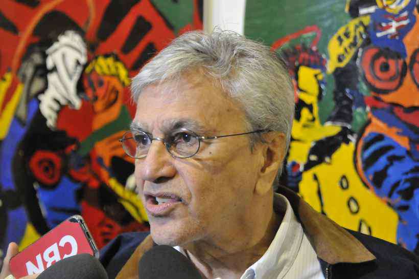 Caetano Veloso vai à Justiça após se sentir ameaçado por bispo