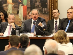 Audiência com Guedes na CCJ é encerrada depois de tumulto