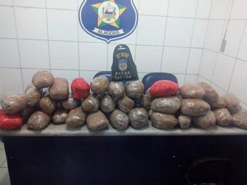Motorista de aplicativo é flagrado transportando 20 kg de maconha