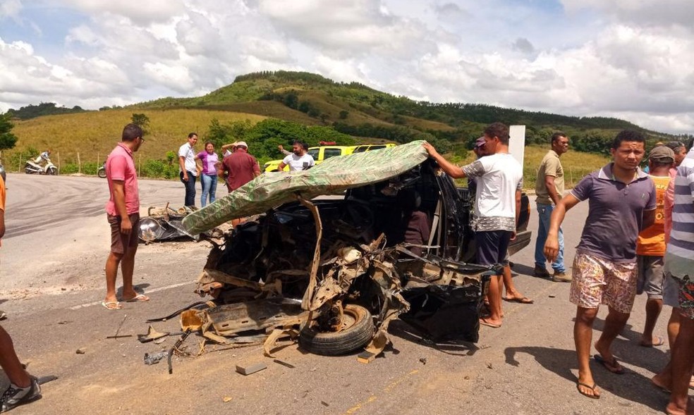 Colisão entre carro e caminhão deixa morto e ferido em Cajueiro, AL