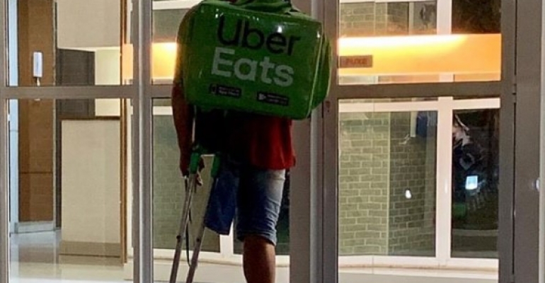 Jovem entregador que viralizou no Instagram é atleta e venceu câncer