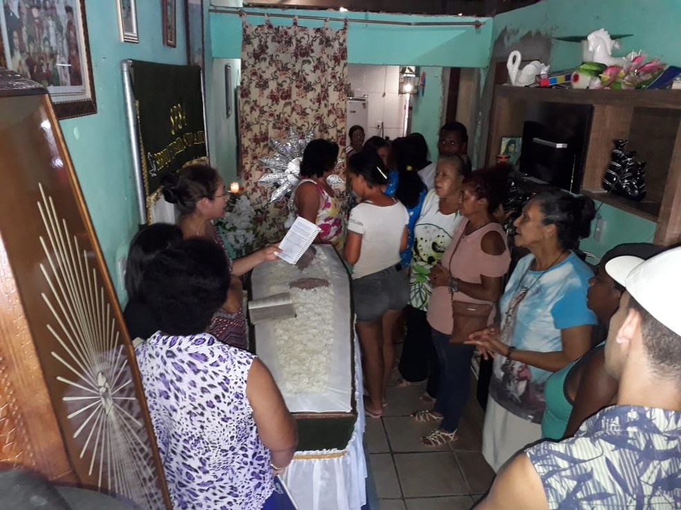 Jovem morta a tiros pelo ex-marido em SP é sepultada em Porto Calvo, Alagoas