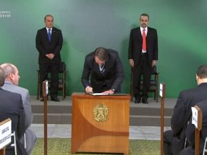 Bolsonaro empossa Abraham Weintraub como novo ministro da Educação