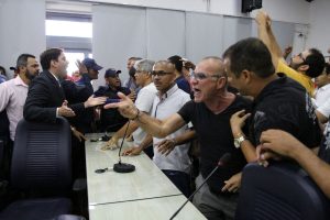 Após protesto e confusão, Câmara de Maceió suspende atividades pelo resto da semana