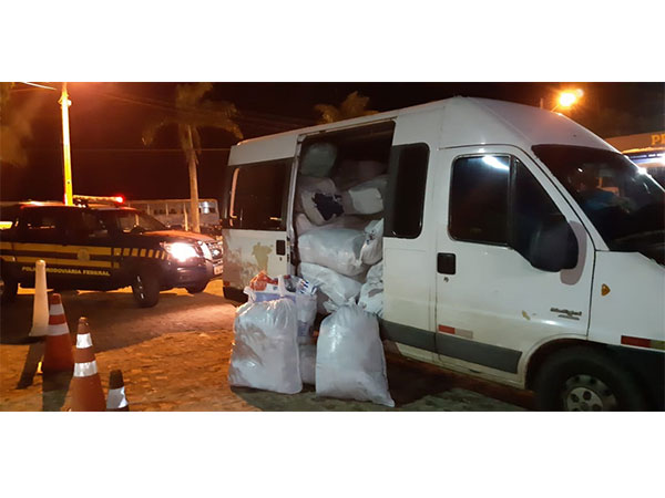 PRF apreende carga de 3 mil unidades de vestuário em Palmeira dos Índios